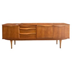 Un magnifique buffet en teck de la marque Stonehill Furniture, fabriqué au Royaume-Uni, datant des années 1960 environ