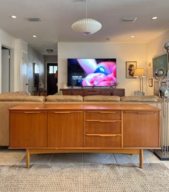 Una classica credenza in stile Mid-Century Modern firmata Morris di Glasgow, realizzata in Scozia