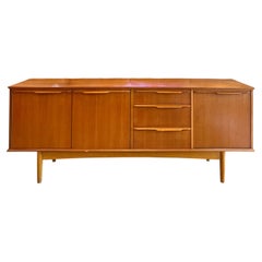 Una classica credenza in stile Mid-Century Modern firmata Morris di Glasgow, realizzata in Scozia