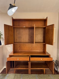 Ein wunderschöner Vitrinenschrank im Mid-Century-Modern-Stil aus Walnussholz und Rattan, entworfen von Kipp Stewart