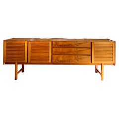 Una rara credenza scozzese in legno di “Shetland” con nodature, realizzata da A.H. McIntosh, intorno agli anni '60