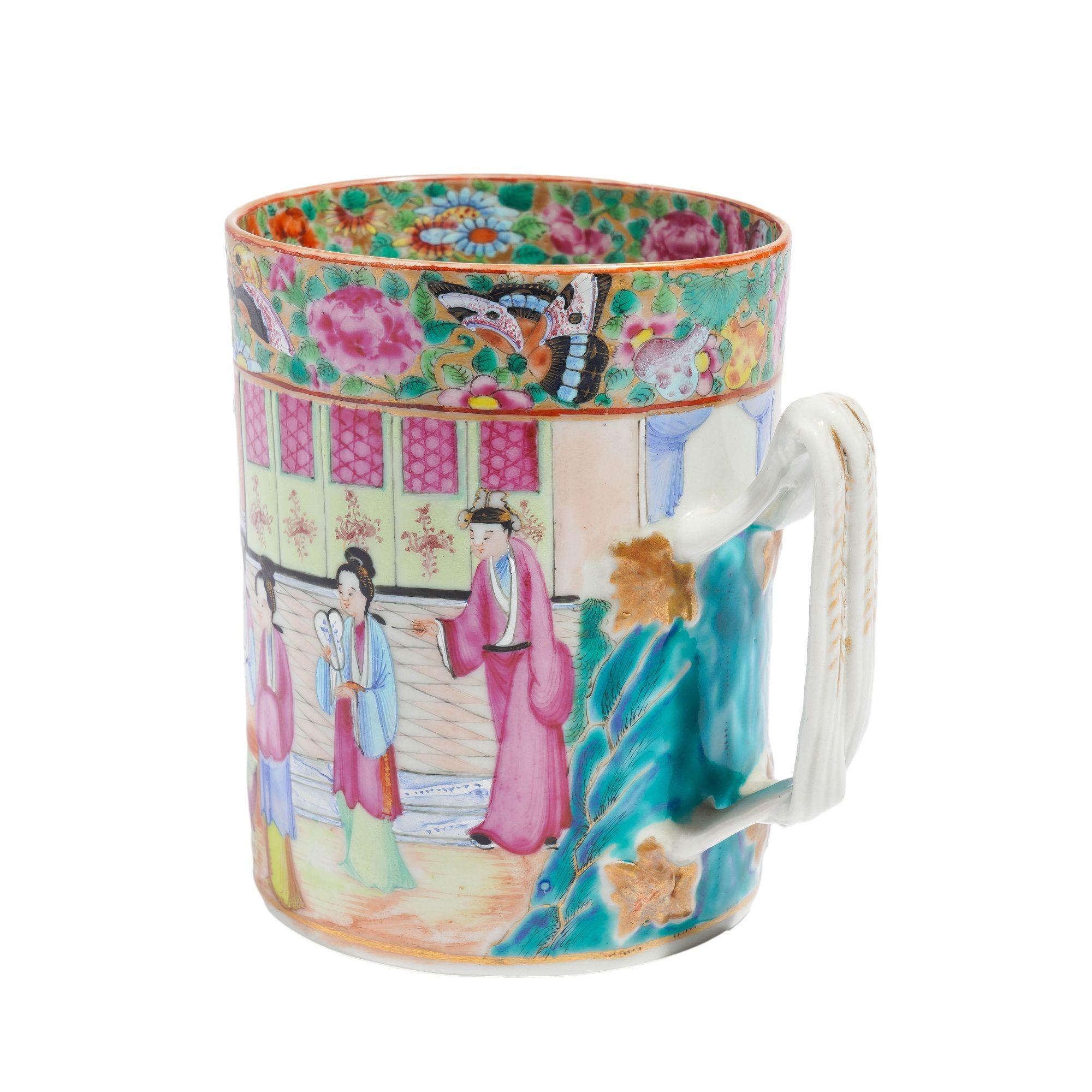 Mug Mandarin Palette en émaux polychromes avec des reflets dorés et une poignée torsadée. L'extérieur est joliment peint dans les couleurs de la famille rose d'une scène de cour continue avec des jeunes femmes recevant des visiteurs masculins et
