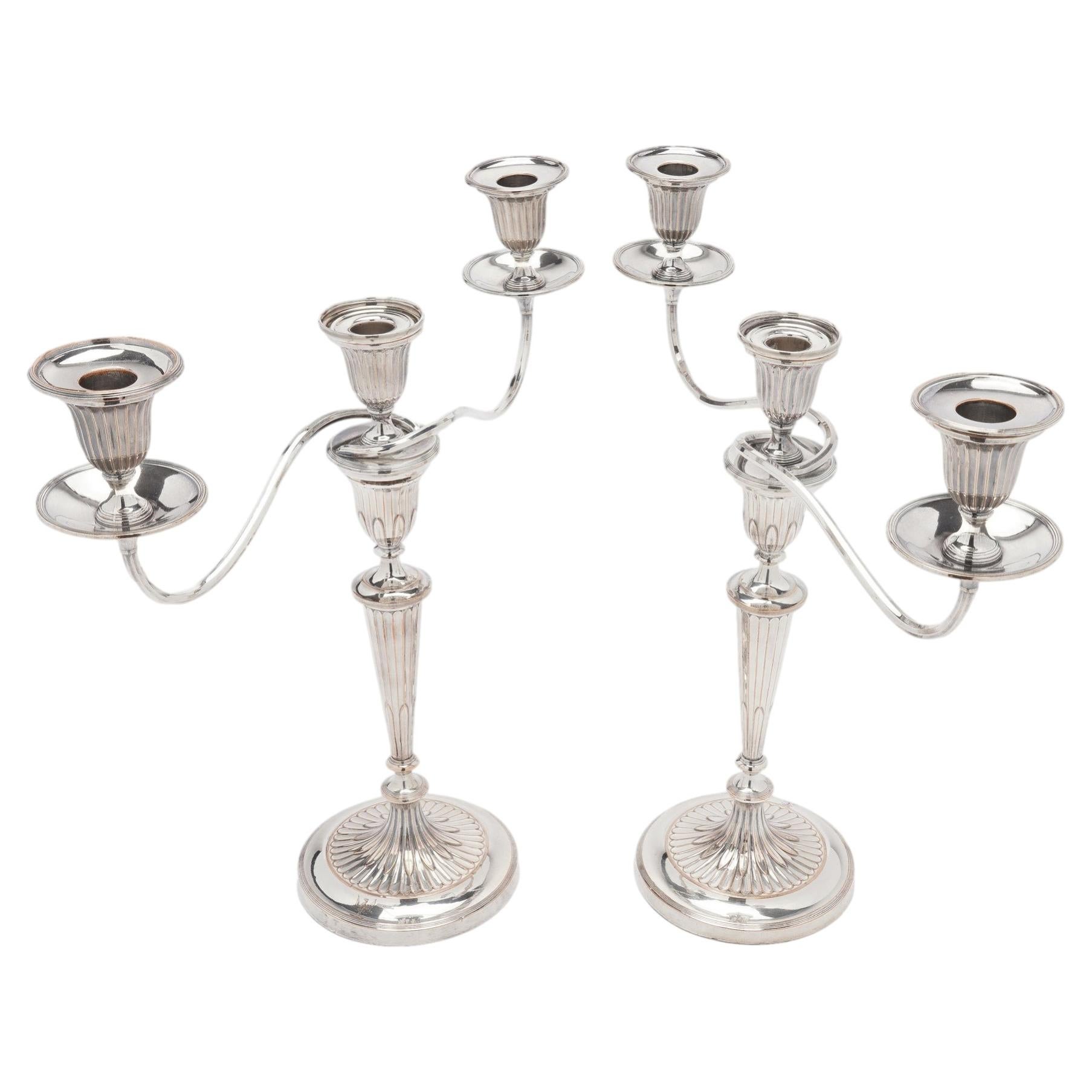 Par de candelabros de tres brazos de «Old Sheffield Plate» de la época de Jorge III, circa 1780-90 en venta