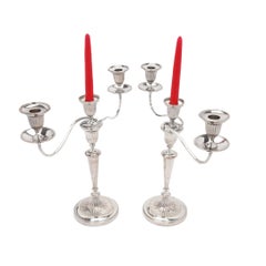 Par de candelabros de tres brazos de «Old Sheffield Plate» de la época de Jorge III, circa 1780-90