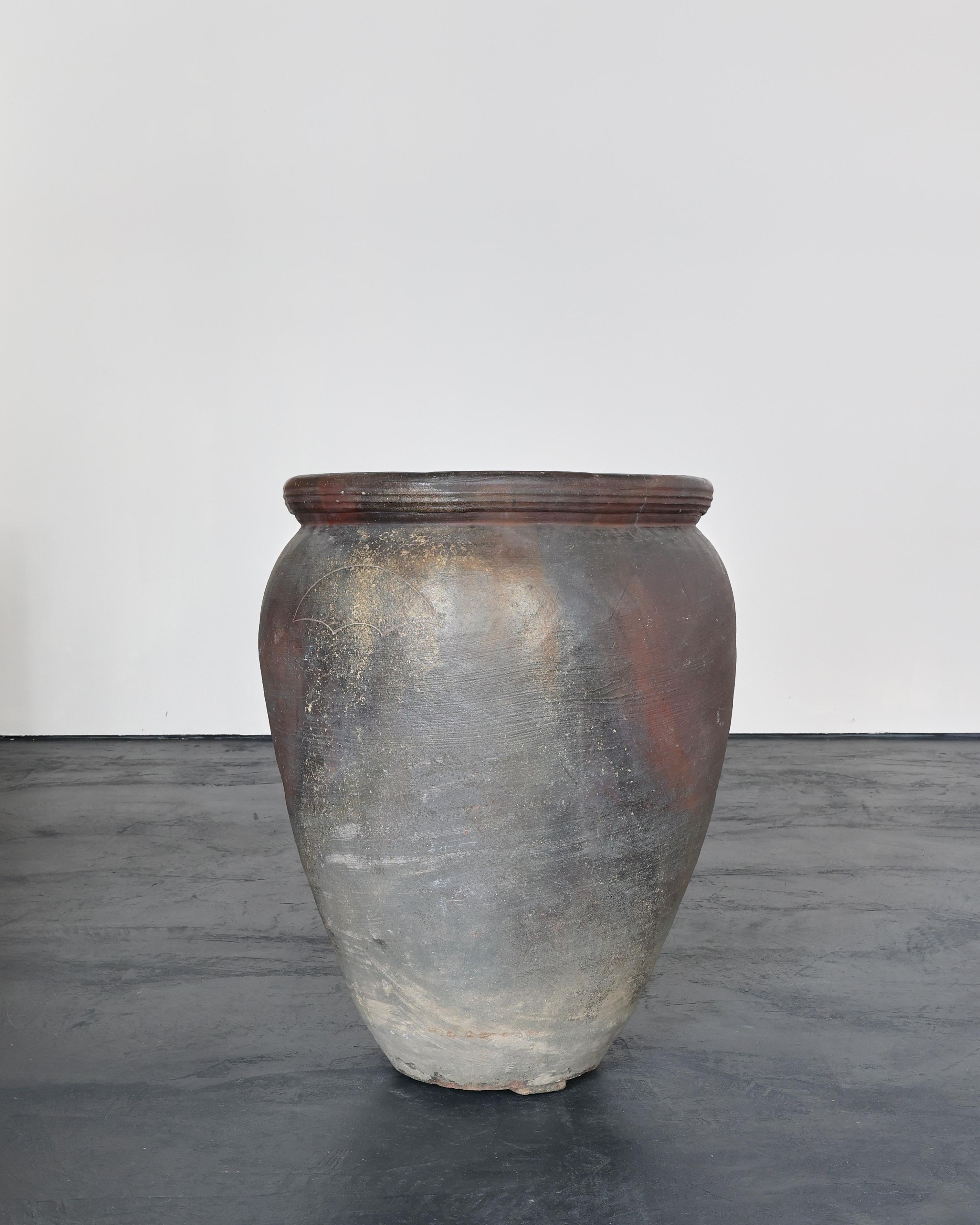 Un enorme e raro vaso giapponese in terracotta spessa dell'inizio del XIX secolo.

Originariamente veniva utilizzato per conservare alcol, soia o acqua da una famiglia benestante (marchio del clan inciso sulla parte anteriore).

A causa del passato