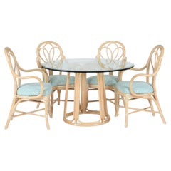 Conjunto de comedor de ratán curvado McGuire con cuatro sillas de bistró con respaldo en forma de lazo y mesa