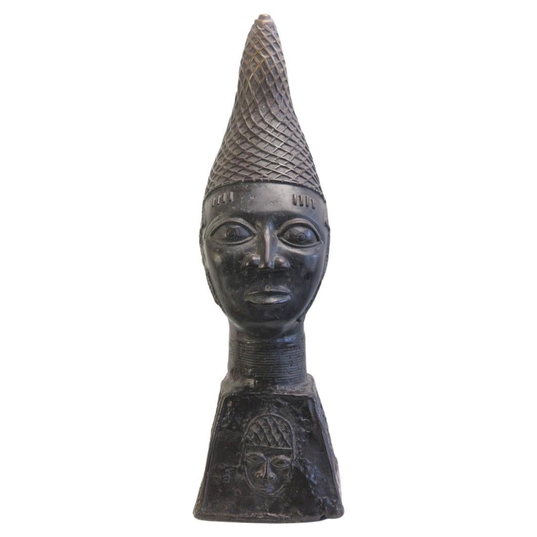 Tête de reine en bronze de style béninois, Nigeria, 20e siècle en vente