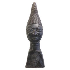 Tête de reine en bronze de style béninois, Nigeria, 20e siècle