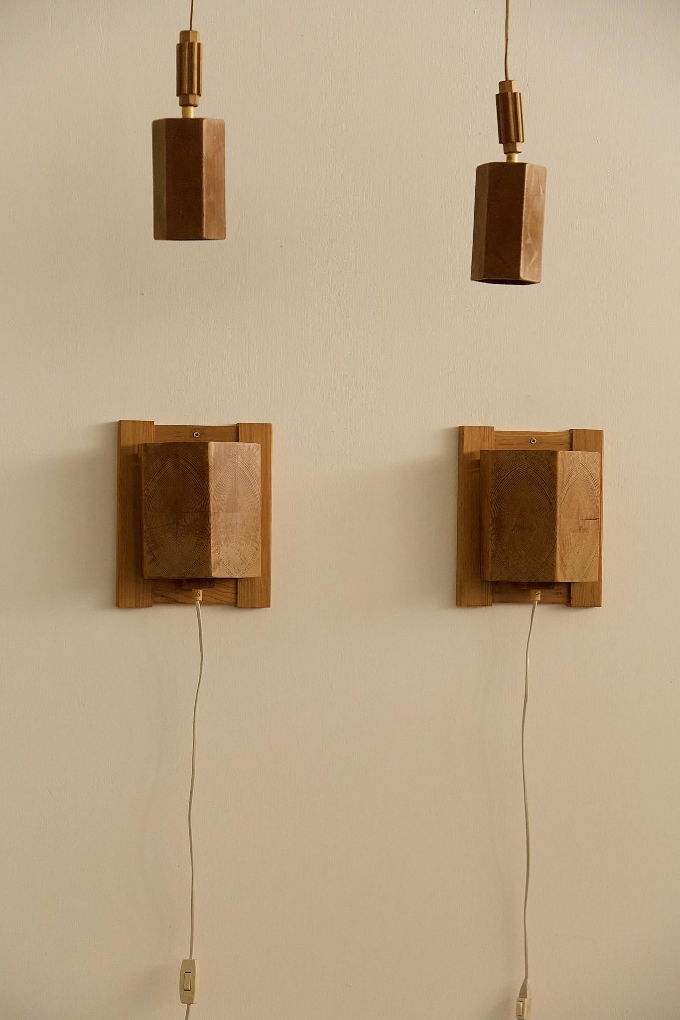 Raro conjunto de cuatro lámparas diseñadas por Leif Wikner, que incluye un par de lámparas de ventana y un par de apliques de pared. Estas piezas, fabricadas en madera azul y firmadas por el diseñador, muestran la refinada artesanía de Wikner y su