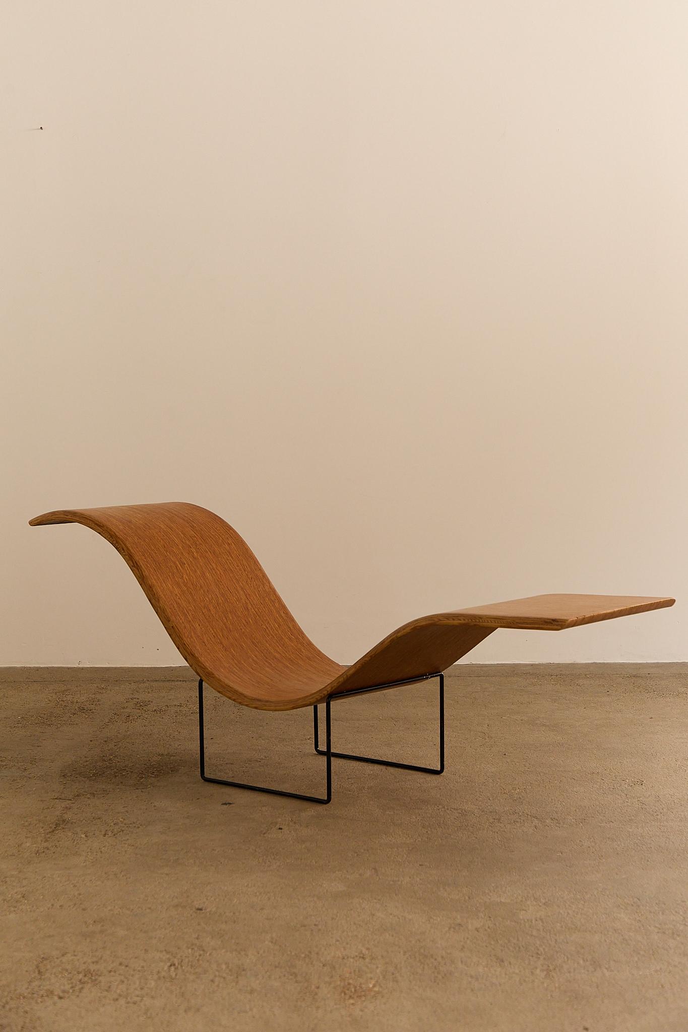 Une chaise longue étonnante conçue par l'artiste multimédia allemand Tiller Lesser en 1990. Cette pièce rare illustre l'esthétique distinctive de son travail de cette période, avec un siège en bois stratifié empilé, élégamment courbé, qui semble