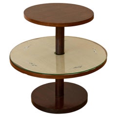 Table d'appoint française à plusieurs niveaux, avec insert en verre et détails en soie brodée.
