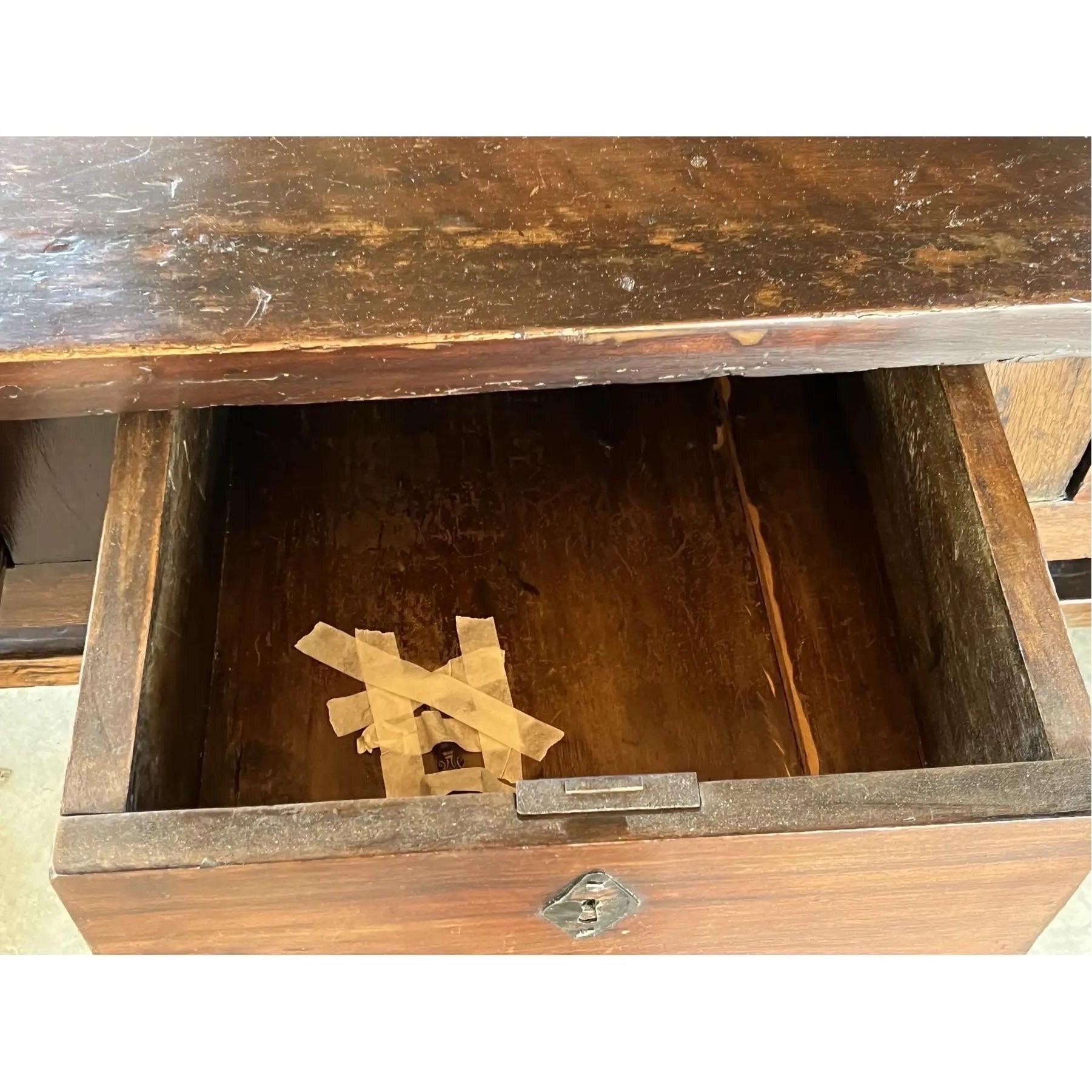 Italienischer Nussbaum-Konsolentisch aus dem 19. im Angebot 1