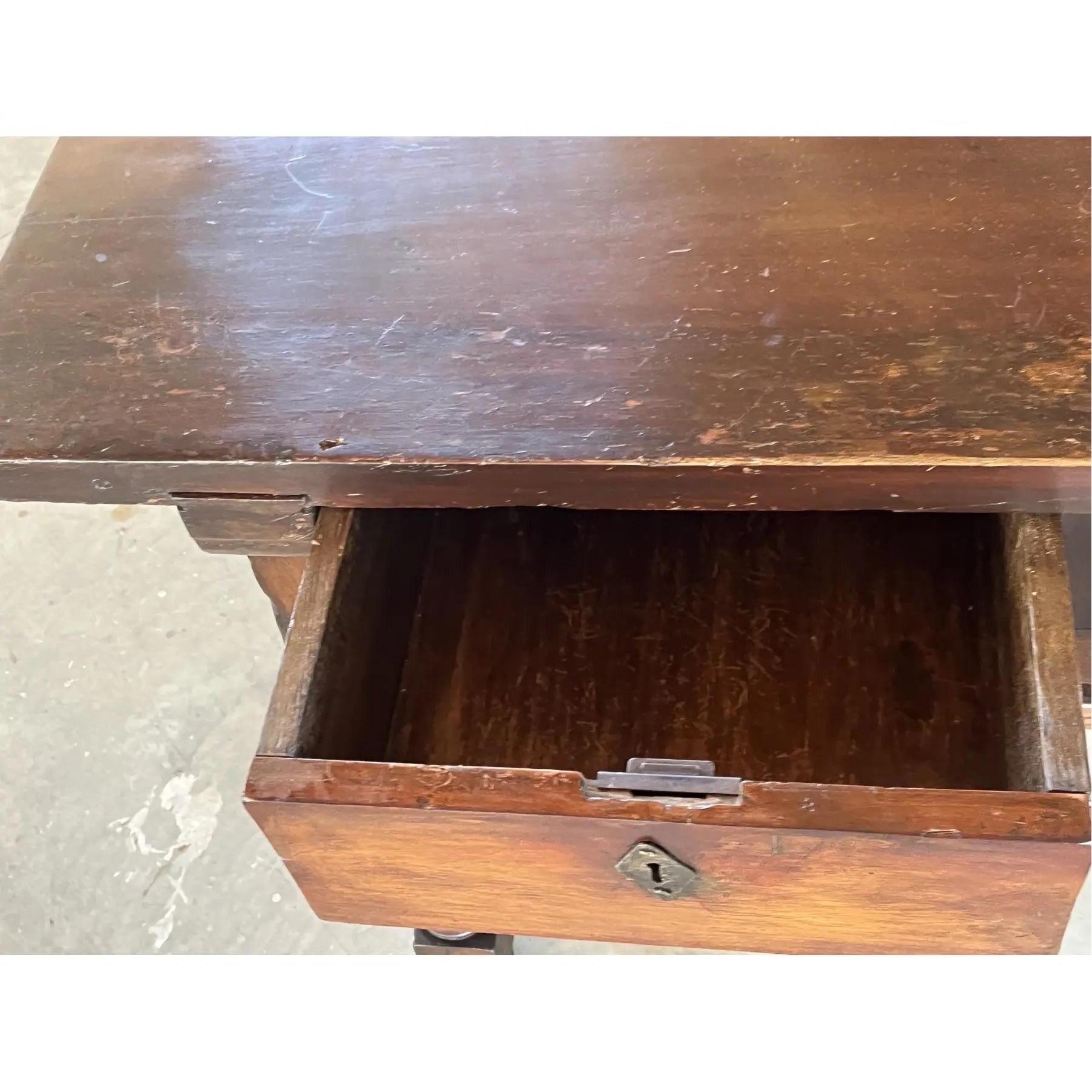 Italienischer Nussbaum-Konsolentisch aus dem 19. im Angebot 2