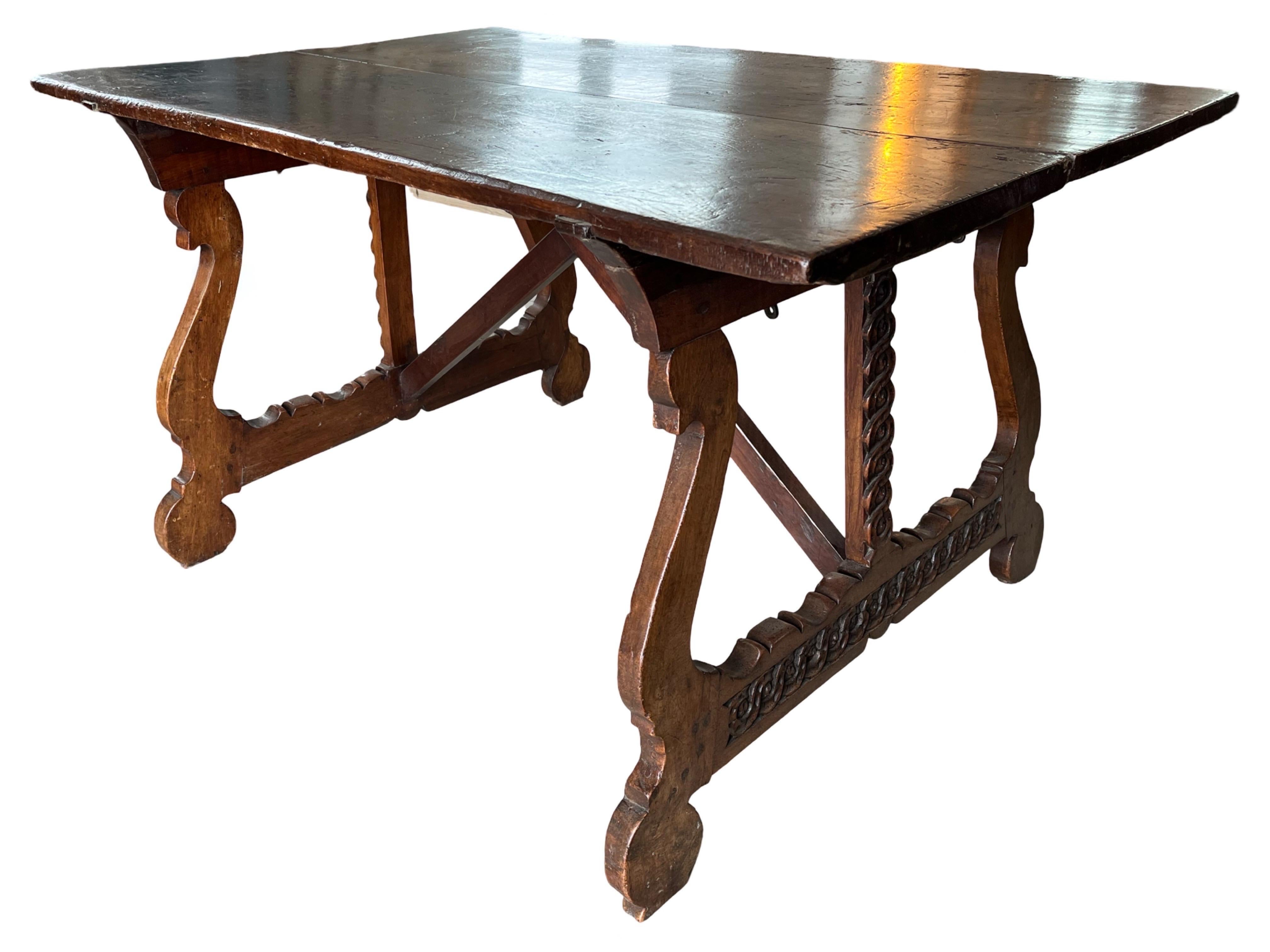 Table centrale / table fratino / table console fabriquée à la main en Italie à la fin des années 1600 en noyer. La table a une patine absolument magnifique et elle est sans aucun doute unique en son genre. Les pieds sont en forme de lyre, avec des