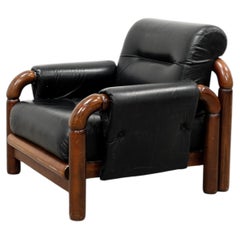 Fauteuil moderniste brésilien en cuir noir et bois massif, années 1970
