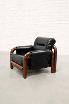 Fauteuil moderniste brésilien en cuir noir et bois massif, années 1970