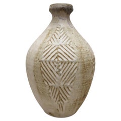 Jerome Ackerman Studio – Keramikvase in Flaschenform mit Schnitzereien