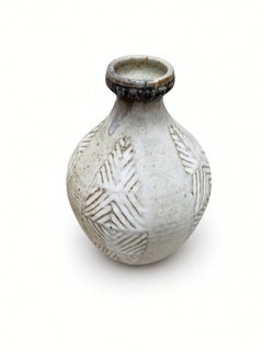 Jerome Ackerman Studio – Keramikvase in Flaschenform mit Schnitzereien