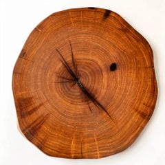 Mesita auxiliar con tablero de mesquite y base trípode de nogal, de Michael Maximo