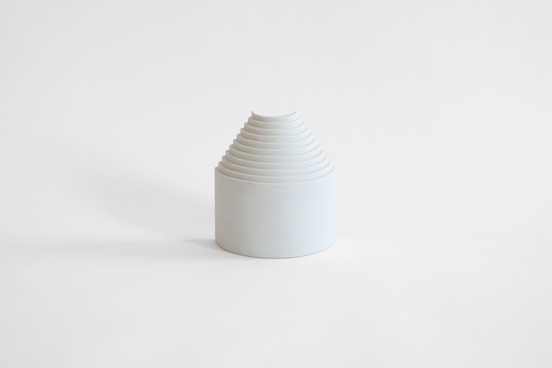 Vase Ark semi-petit en porcelaine fabriqué à la main au Portugal par Origin Made en vente