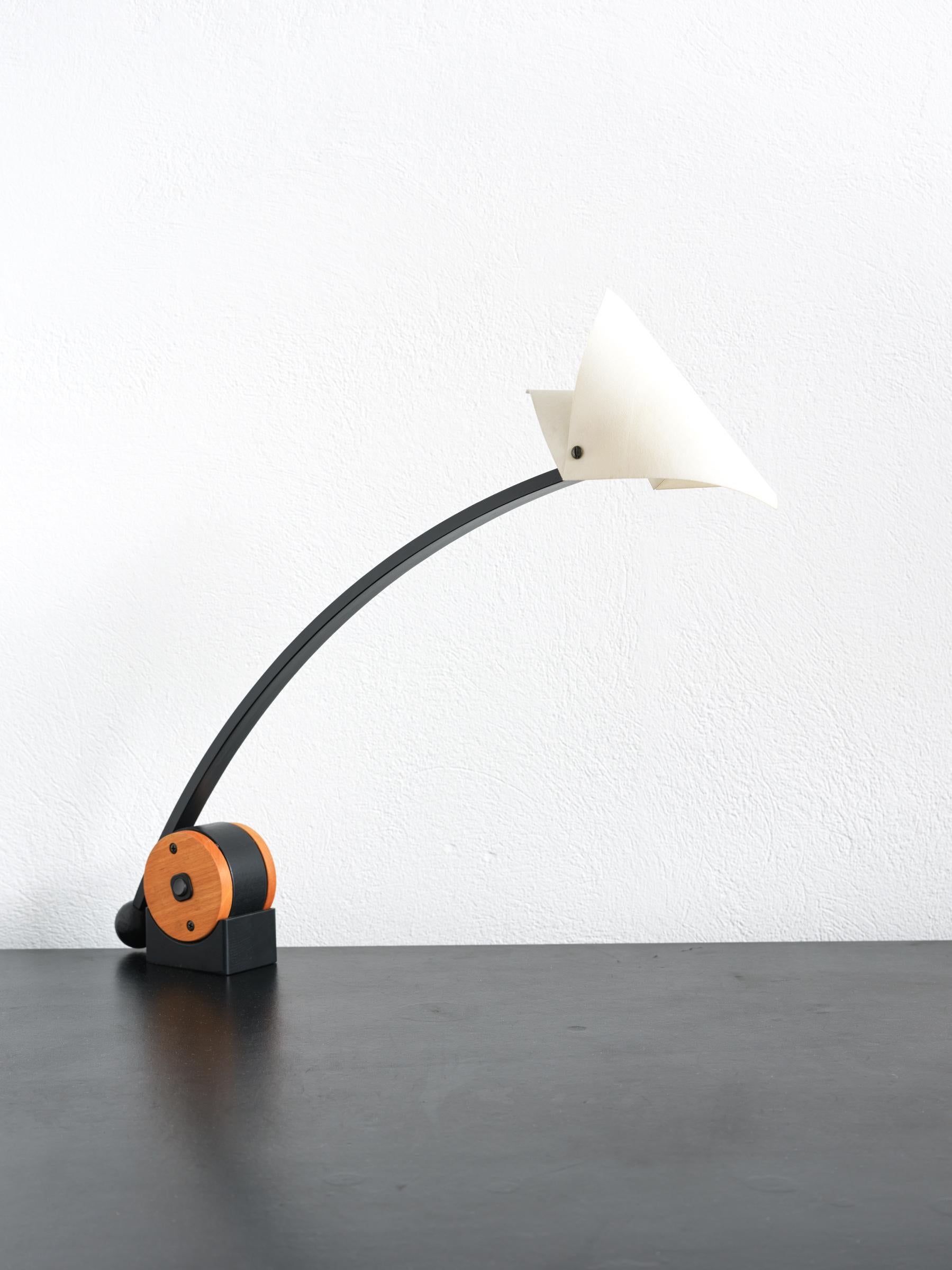 Table lamp/desk lamp by Domus, model 7223. Minimalist, postmodern design from the 80s.
Domus lamps are always of high quality.

The lamp has a black wooden frame with an off-white lunopal hood. Lunokap is a paper-like material that is completely