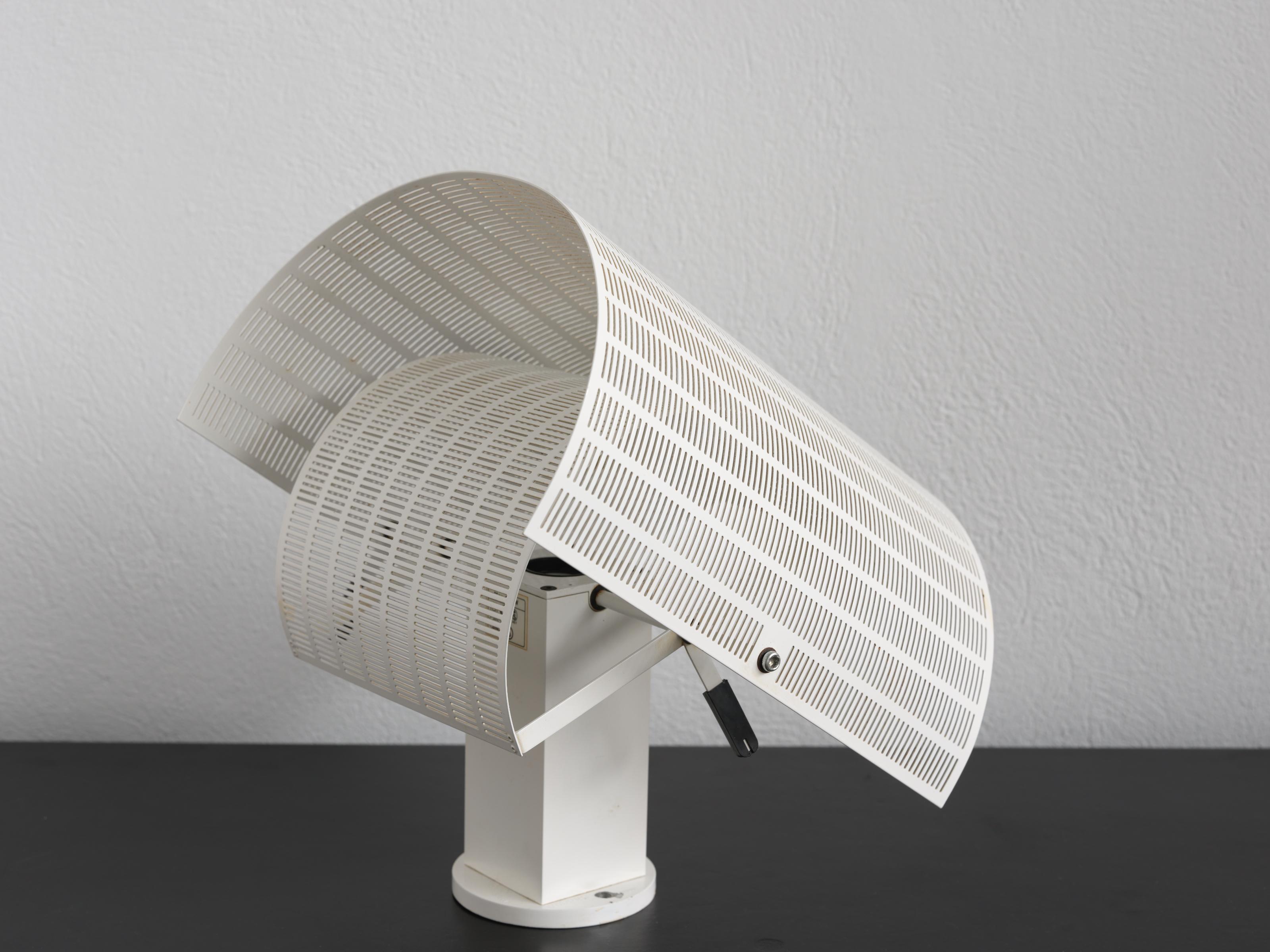 El aplique Shogun fue diseñado en la década de 1980 por el diseñador italiano Mario Botta para el fabricante Artemide. Es conocida por su diseño distintivo, que combina formas geométricas y materiales industriales. La lámpara presenta una pantalla