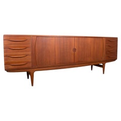 Grande credenza danese in teak, modello U15, disegnata da Johannes Andersen per Uldum nel 1965.