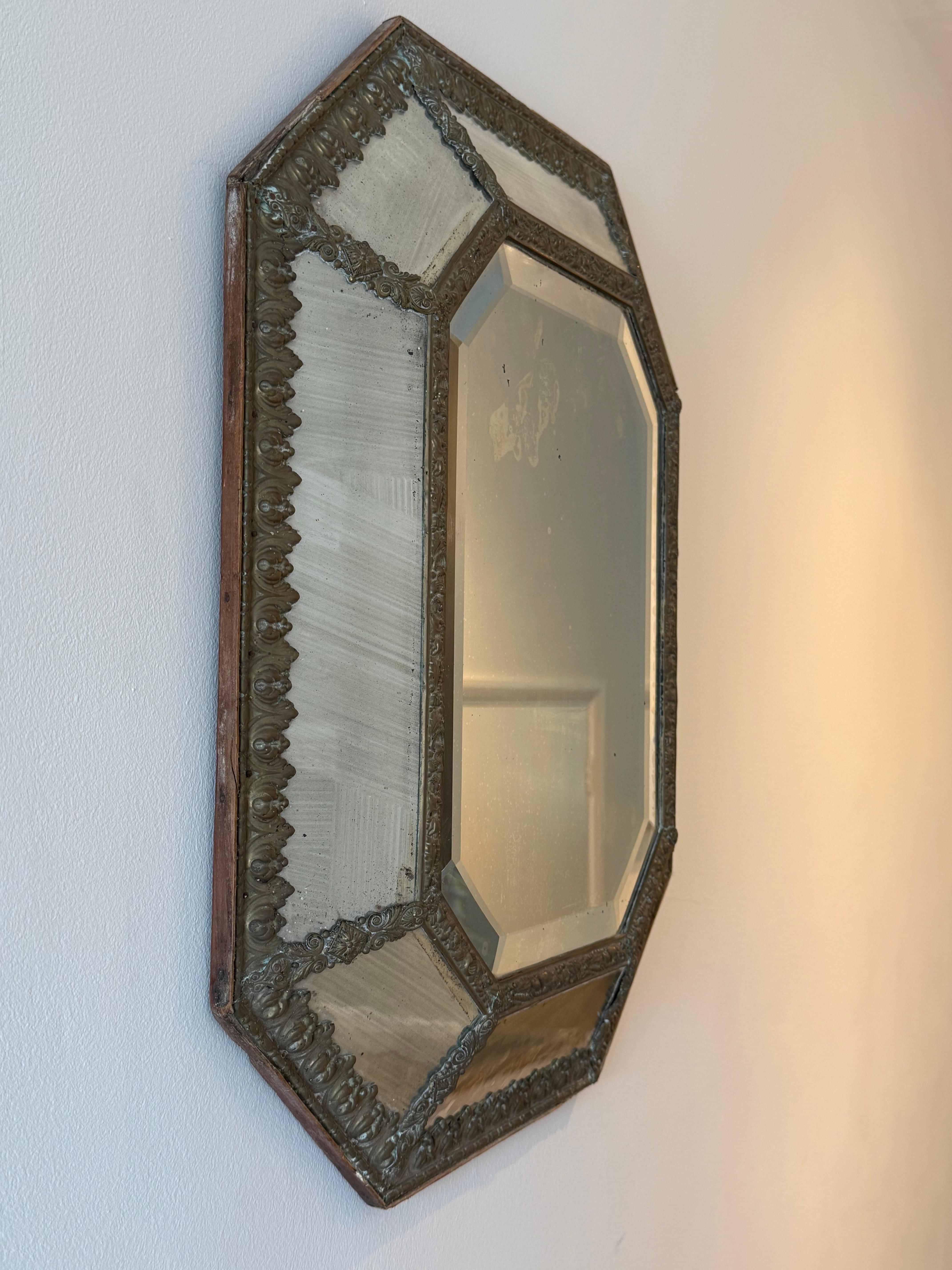 Un très beau miroir de coussin ancien en laiton et en bois. Il s'agit d'une forme inhabituelle de losange avec un beau verre biseauté d'origine qui présente de jolies rousseurs vieillies. 

Veuillez nous contacter pour un devis d'expédition dans le