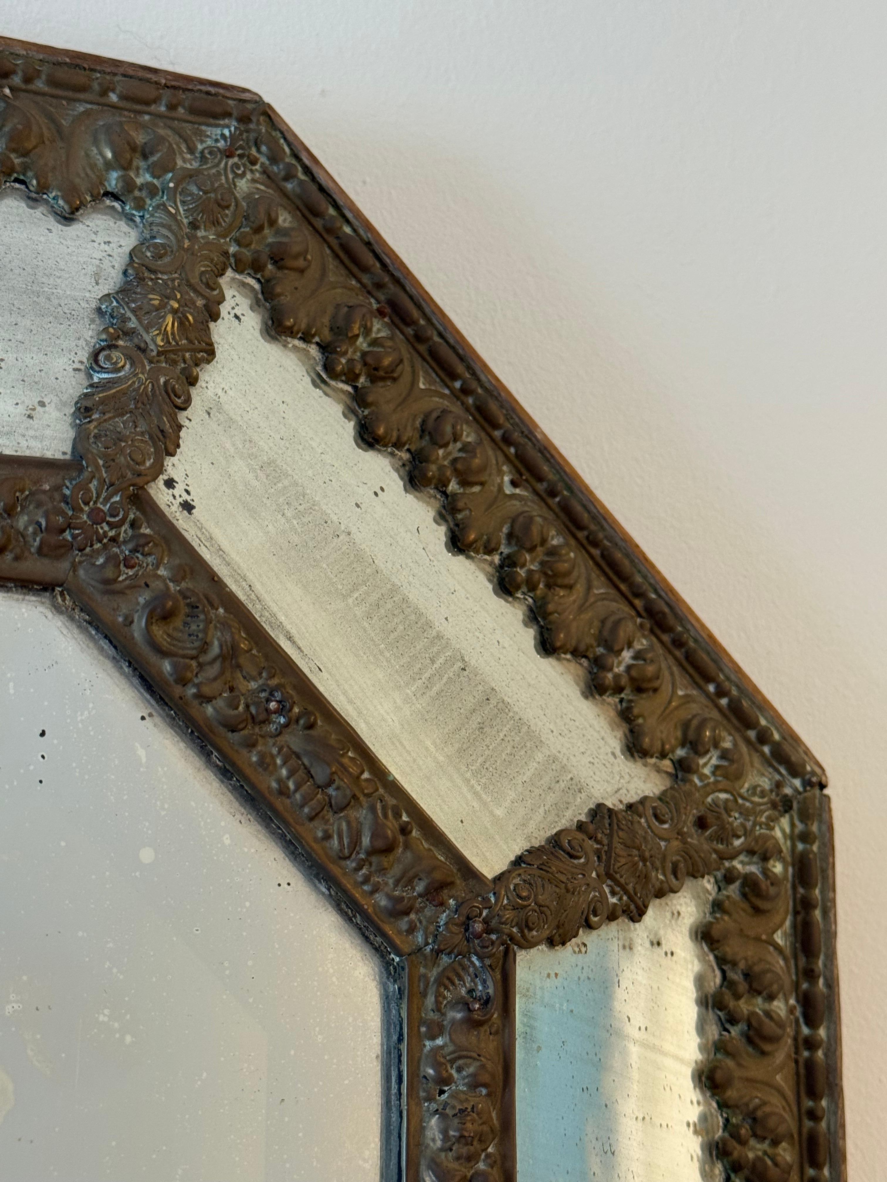 Français Miroir à coussin en laiton du XIXe siècle en vente