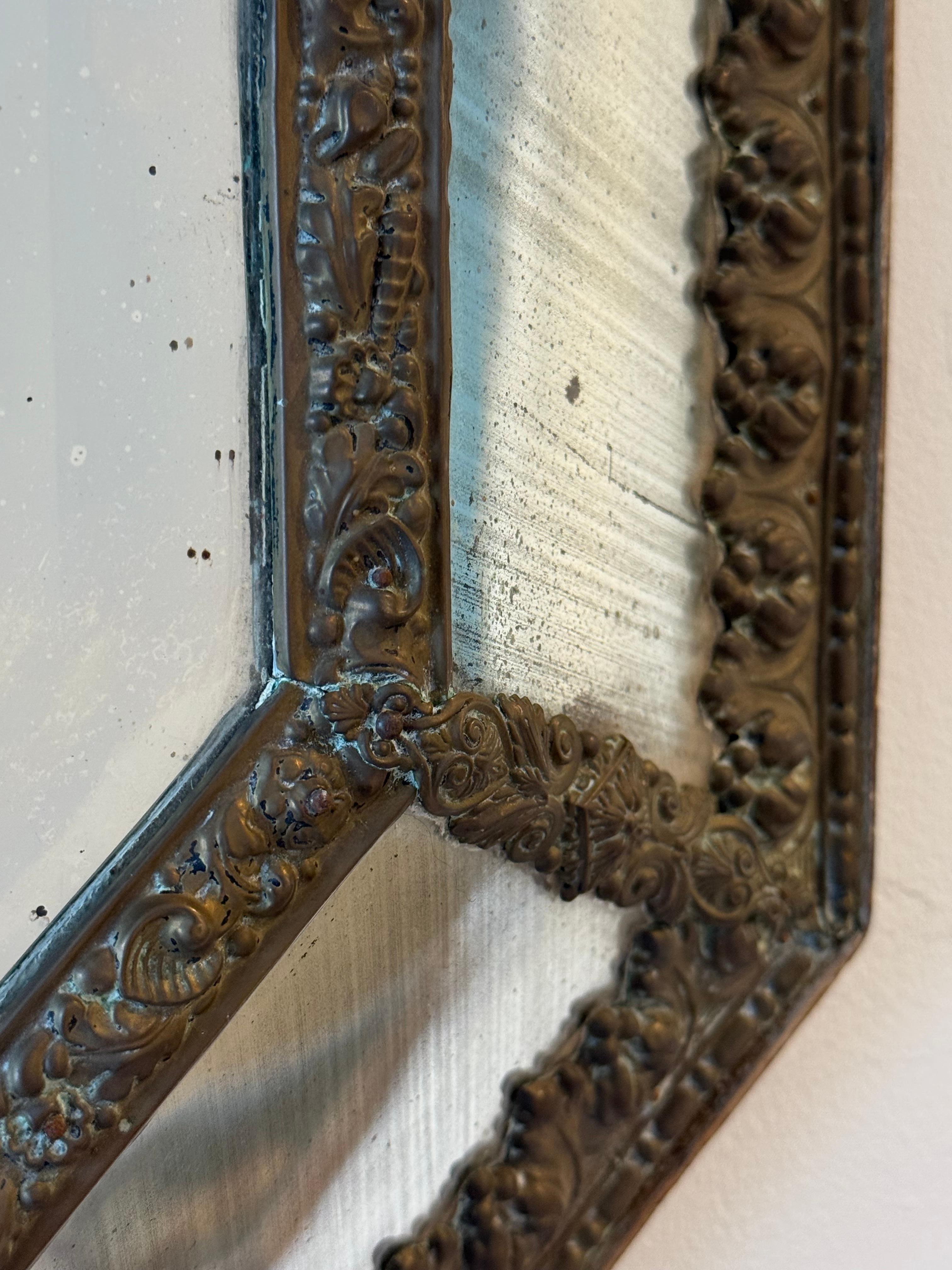 Fait main Miroir à coussin en laiton du XIXe siècle en vente