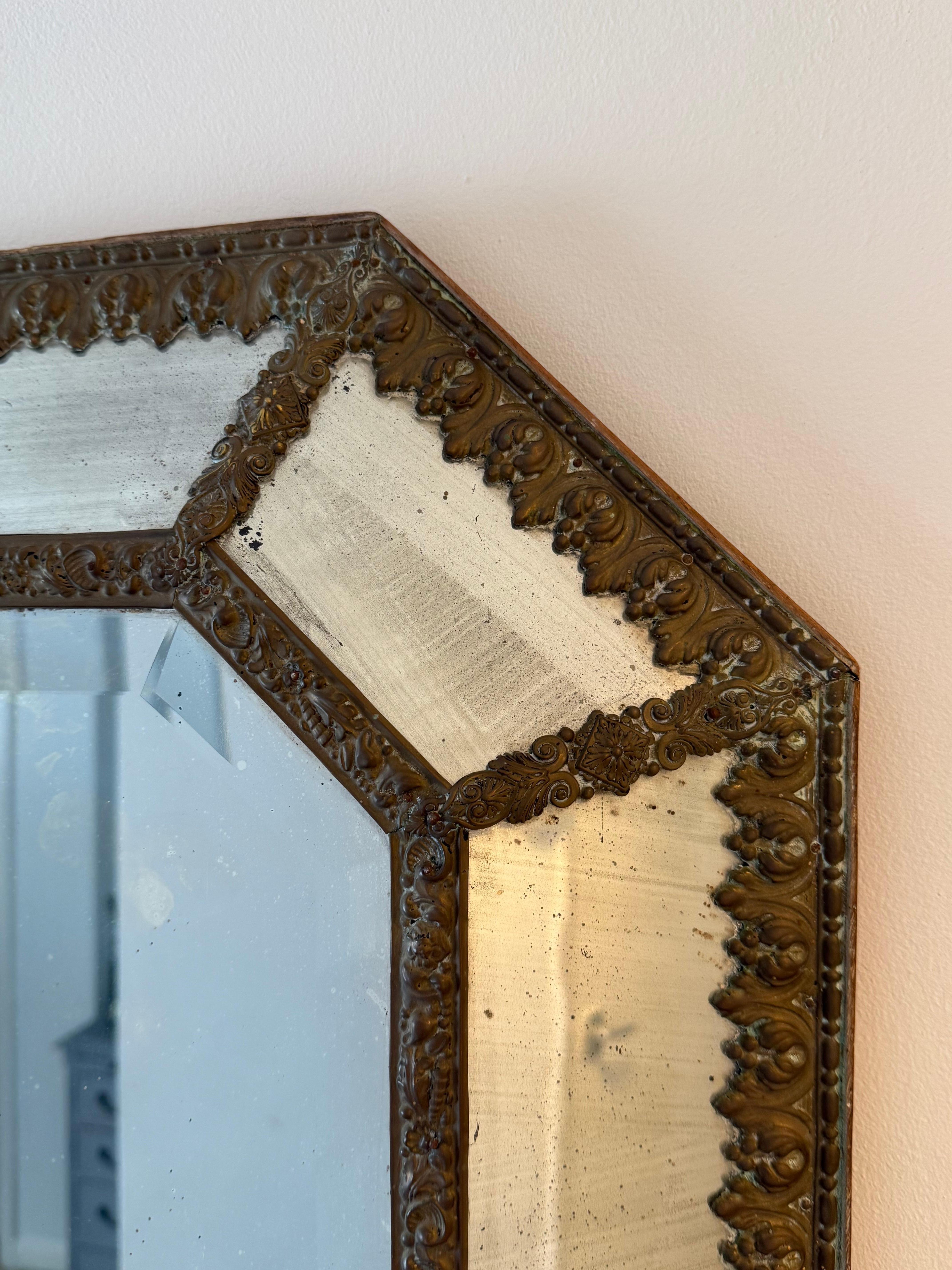 Miroir à coussin en laiton du XIXe siècle en vente 1