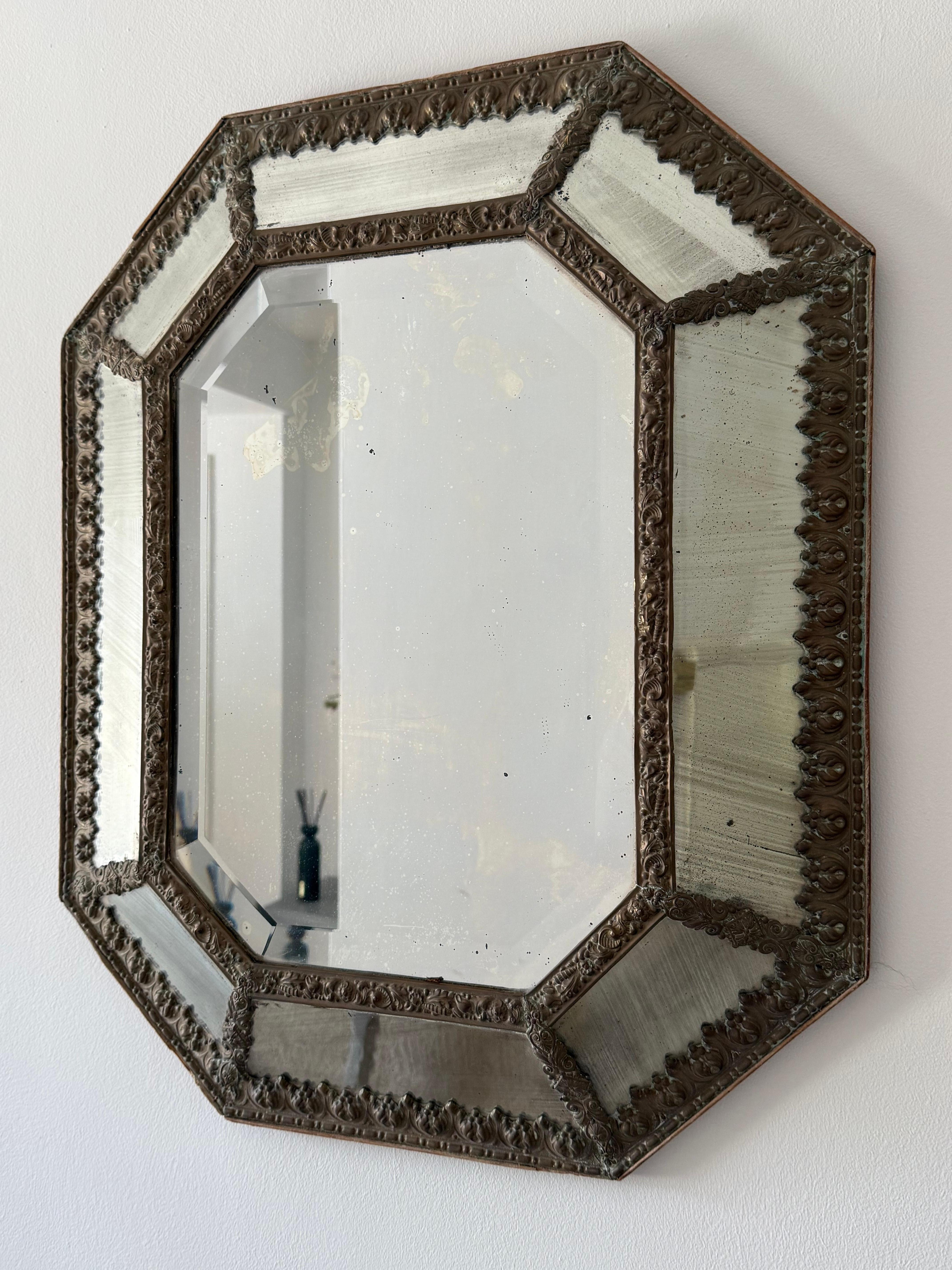 Miroir à coussin en laiton du XIXe siècle en vente 4