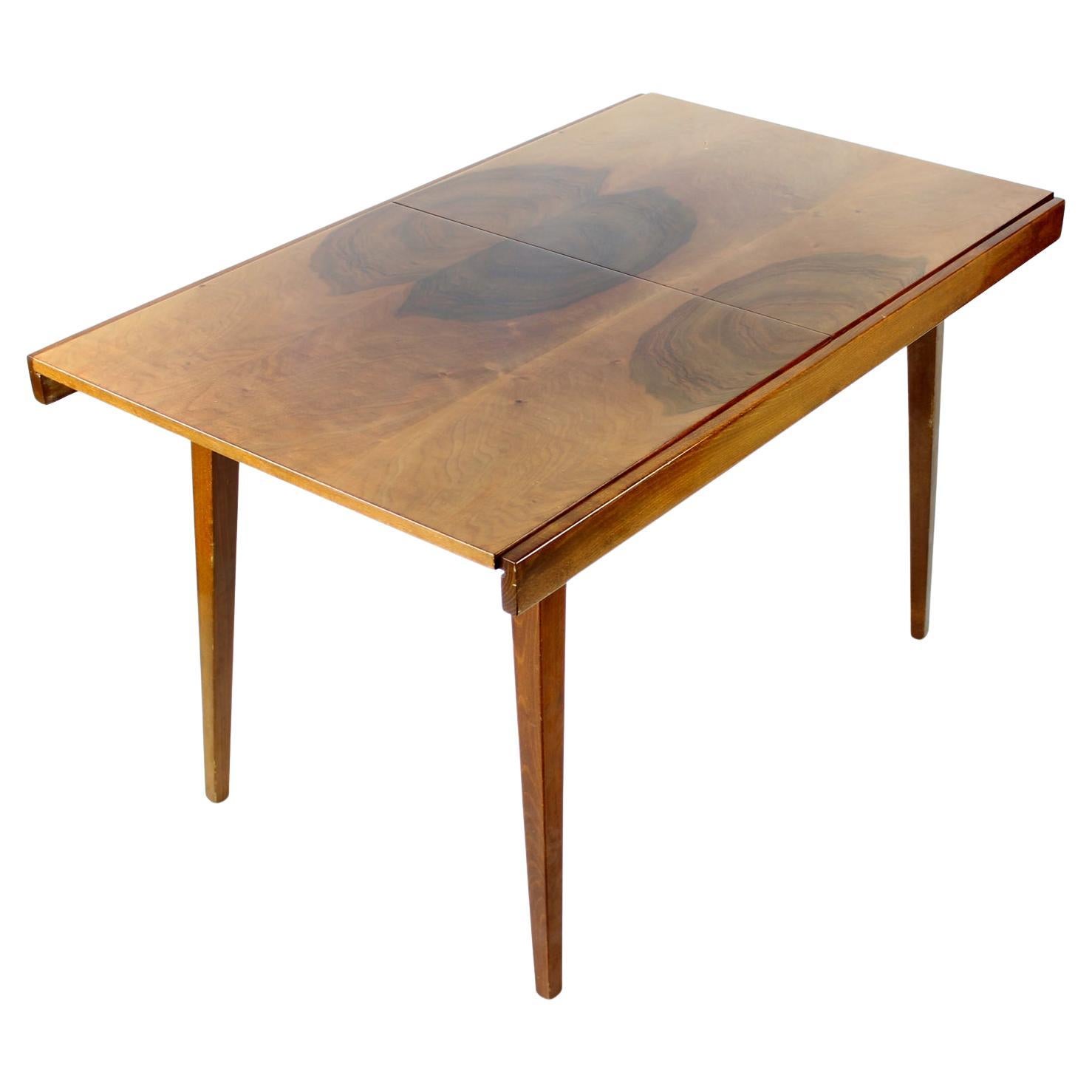 Mesa de comedor extensible de nogal by Tatra, Checoslovaquia Años 60 en venta