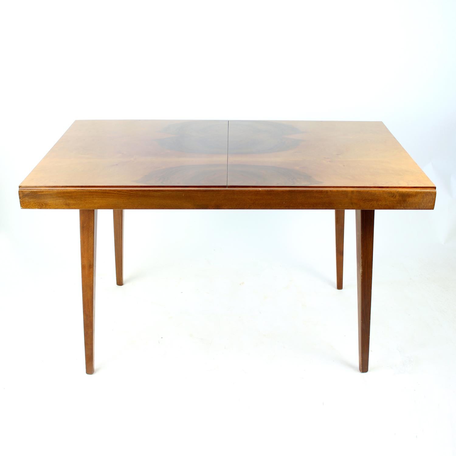 Mesa de comedor extensible de nogal by Tatra, Checoslovaquia Años 60 Moderno de mediados de siglo en venta