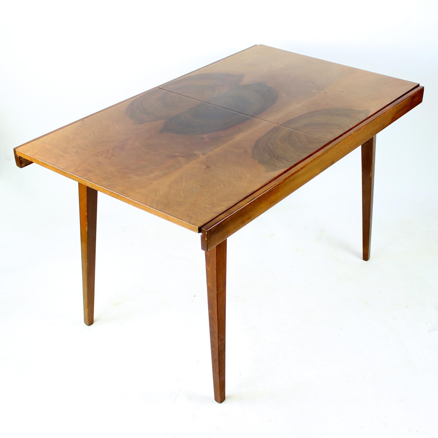 Mesa de comedor extensible de nogal by Tatra, Checoslovaquia Años 60 en Bueno estado para la venta en Zohor, SK