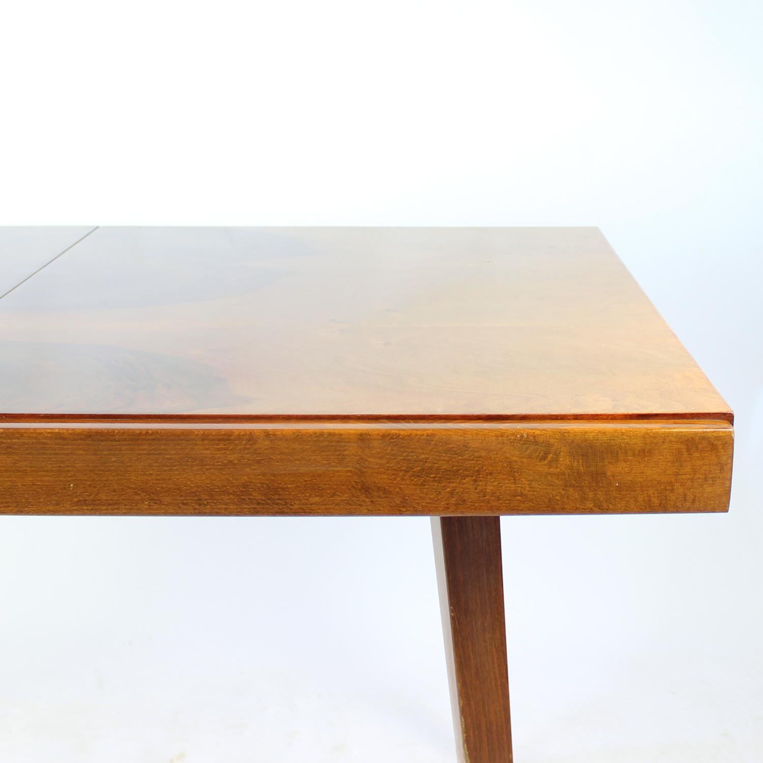 Mesa de comedor extensible de nogal by Tatra, Checoslovaquia Años 60 Eslovaco en venta