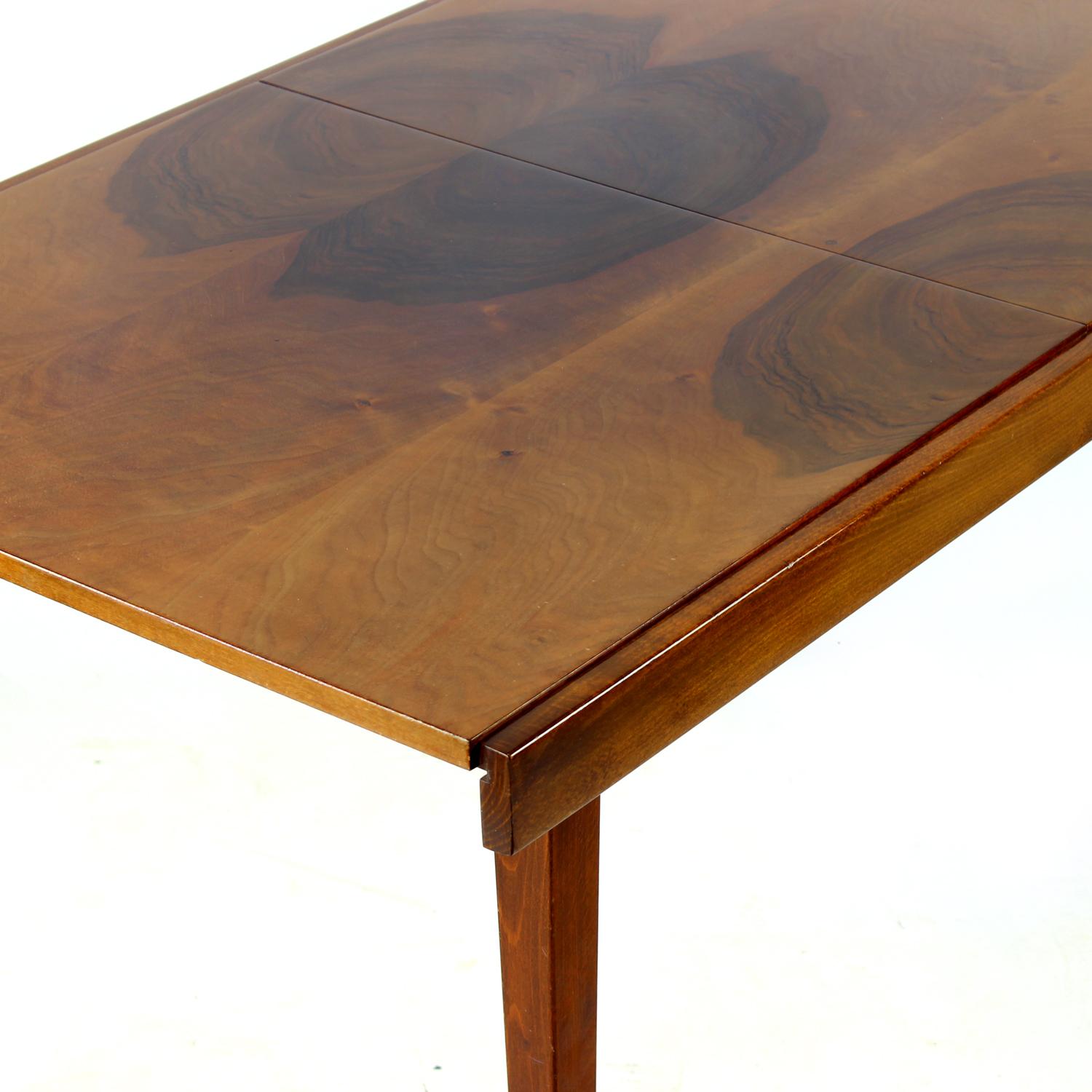 Mesa de comedor extensible de nogal by Tatra, Checoslovaquia Años 60 mediados del siglo XX en venta