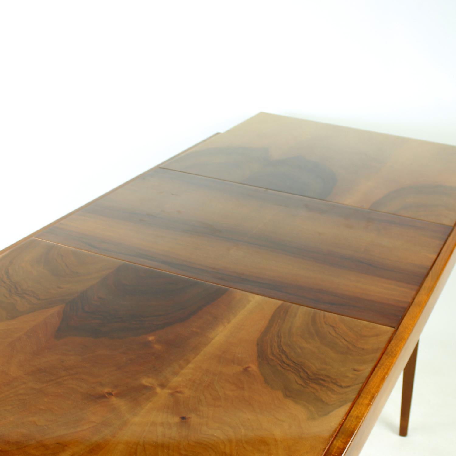 Mesa de comedor extensible de nogal by Tatra, Checoslovaquia Años 60 en venta 2