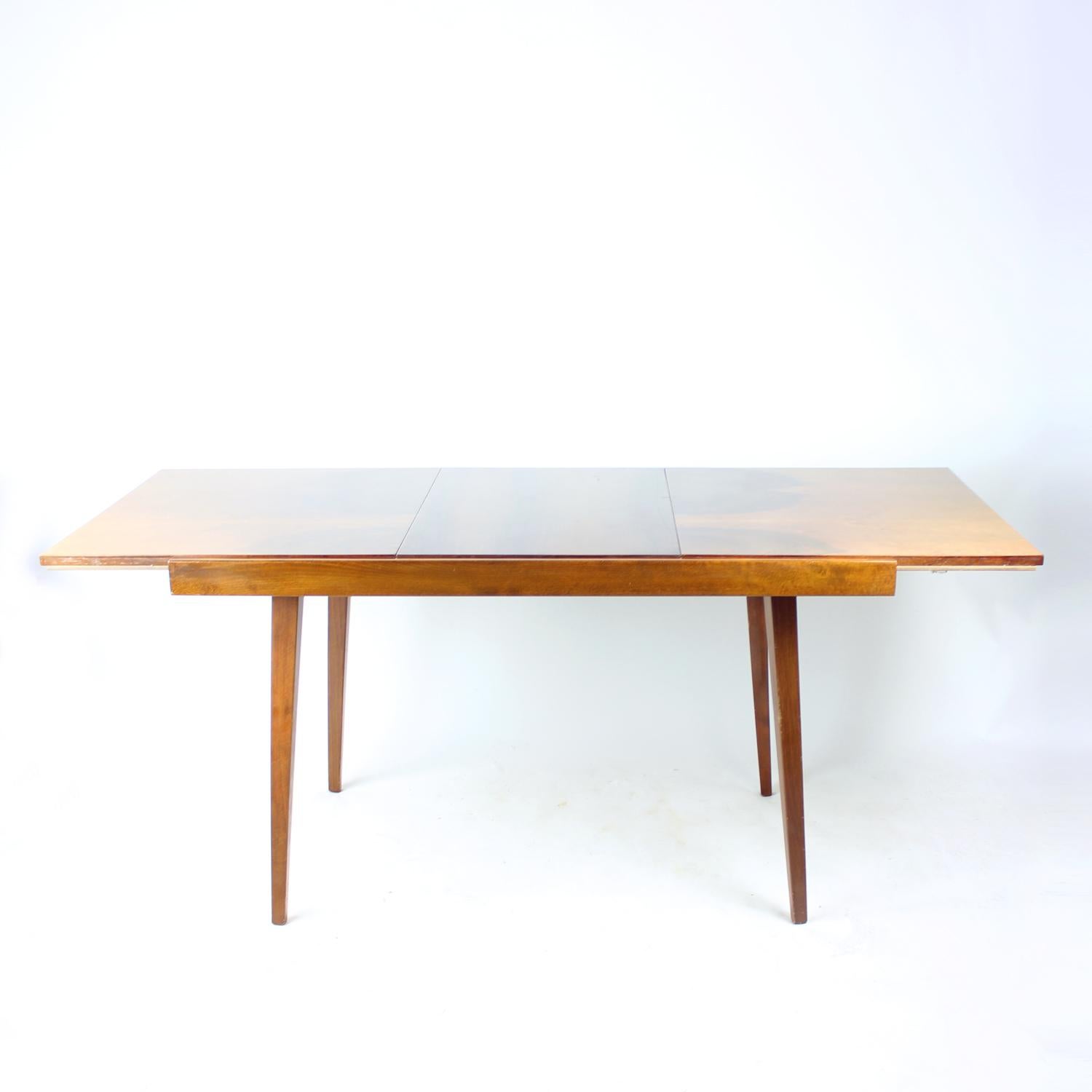 Mesa de comedor extensible de nogal by Tatra, Checoslovaquia Años 60 en venta 5