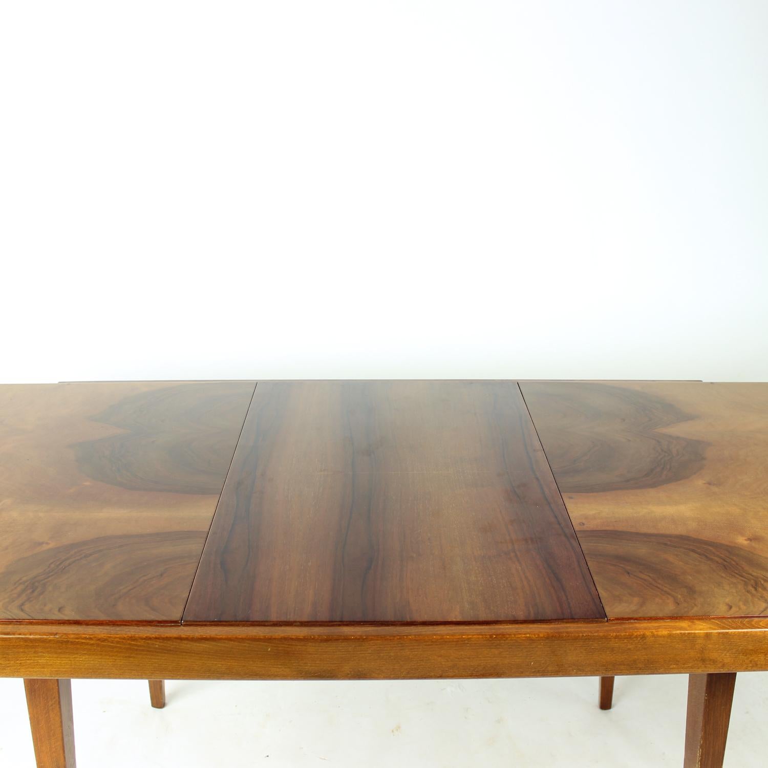 Mesa de comedor extensible de nogal by Tatra, Checoslovaquia Años 60 en venta 6