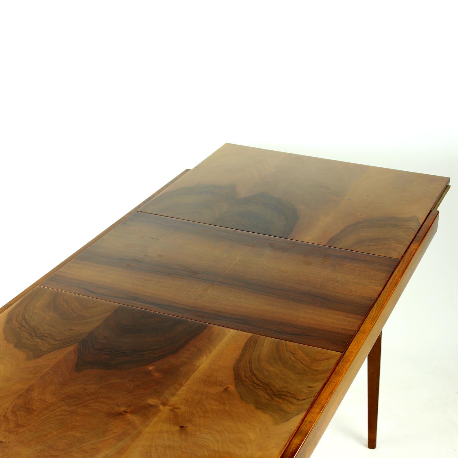 Mesa de comedor extensible de nogal by Tatra, Checoslovaquia Años 60 en venta 4