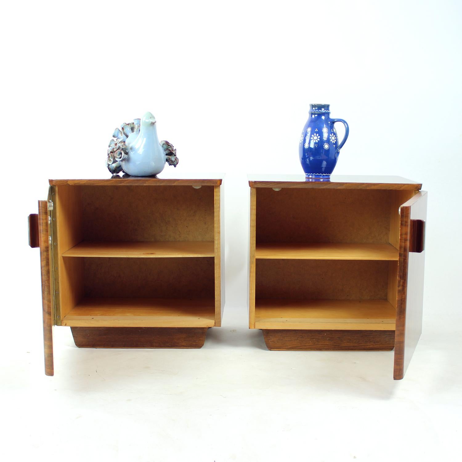 Mid-Century Modern Tables de chevet cubiques en noyer, Tchécoslovaquie, années 1960, lot de 2 en vente