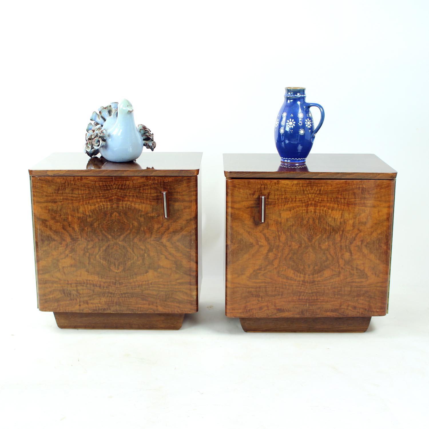 Tchèque Tables de chevet cubiques en noyer, Tchécoslovaquie, années 1960, lot de 2 en vente
