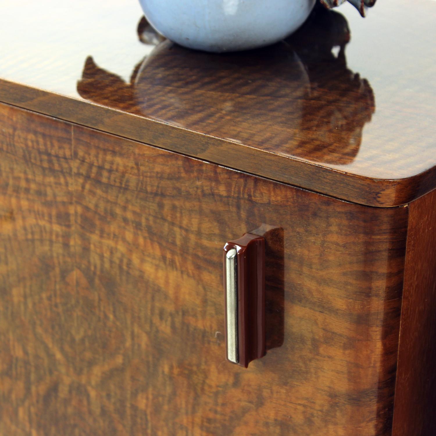 Noyer Tables de chevet cubiques en noyer, Tchécoslovaquie, années 1960, lot de 2 en vente