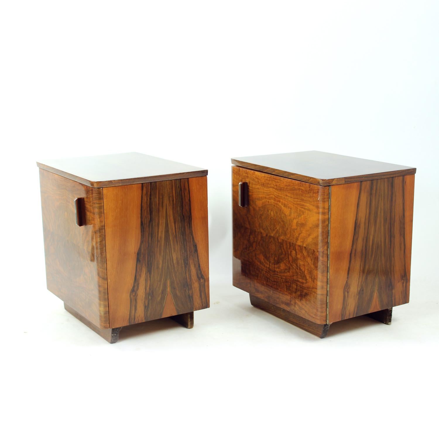 Tables de chevet cubiques en noyer, Tchécoslovaquie, années 1960, lot de 2 en vente 1