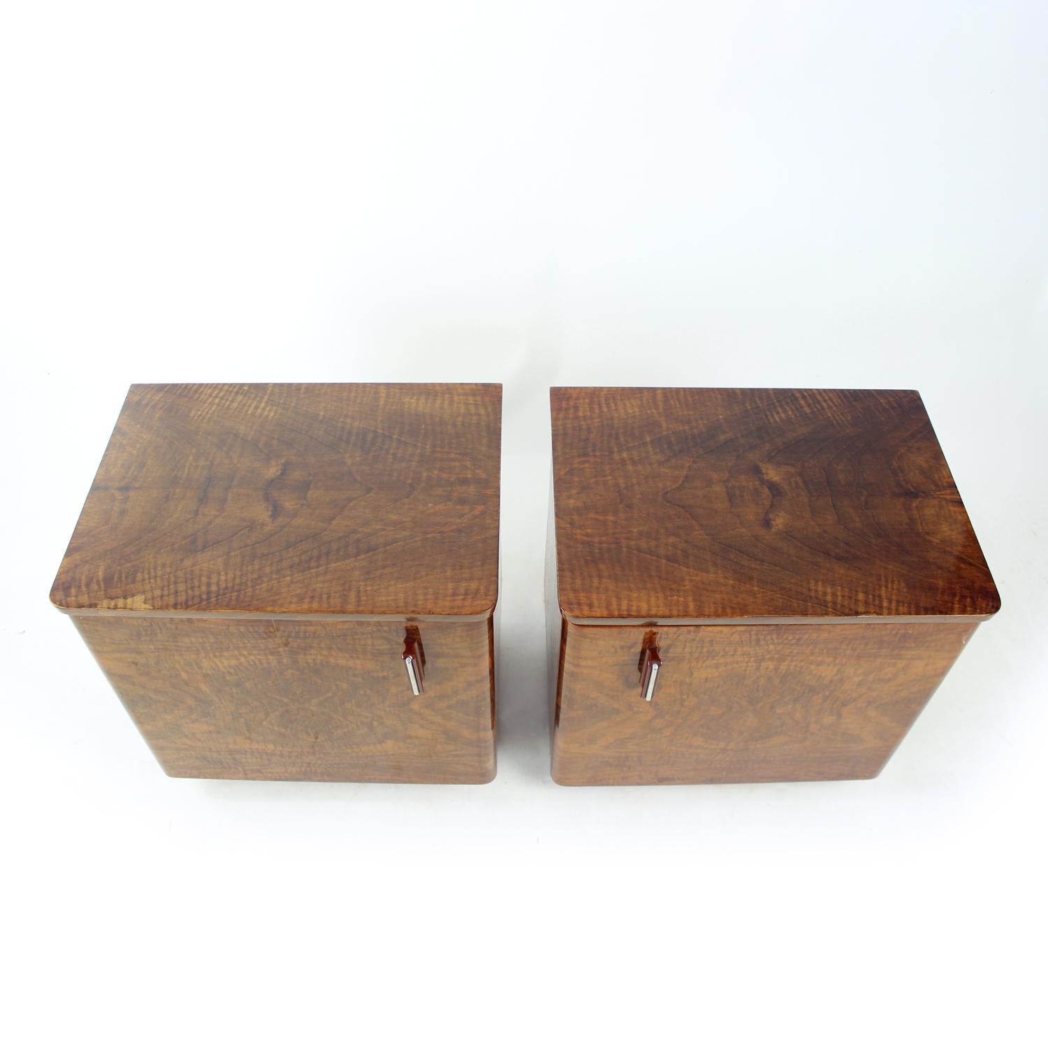 Tables de chevet cubiques en noyer, Tchécoslovaquie, années 1960, lot de 2 en vente 4