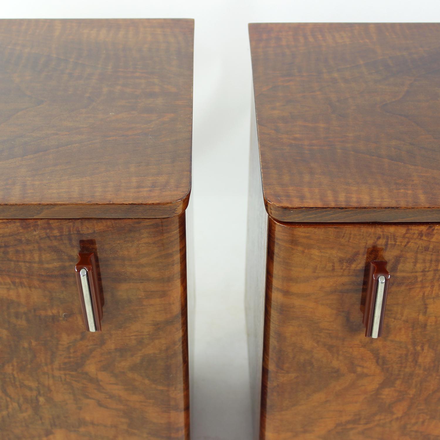 Tables de chevet cubiques en noyer, Tchécoslovaquie, années 1960, lot de 2 en vente 3