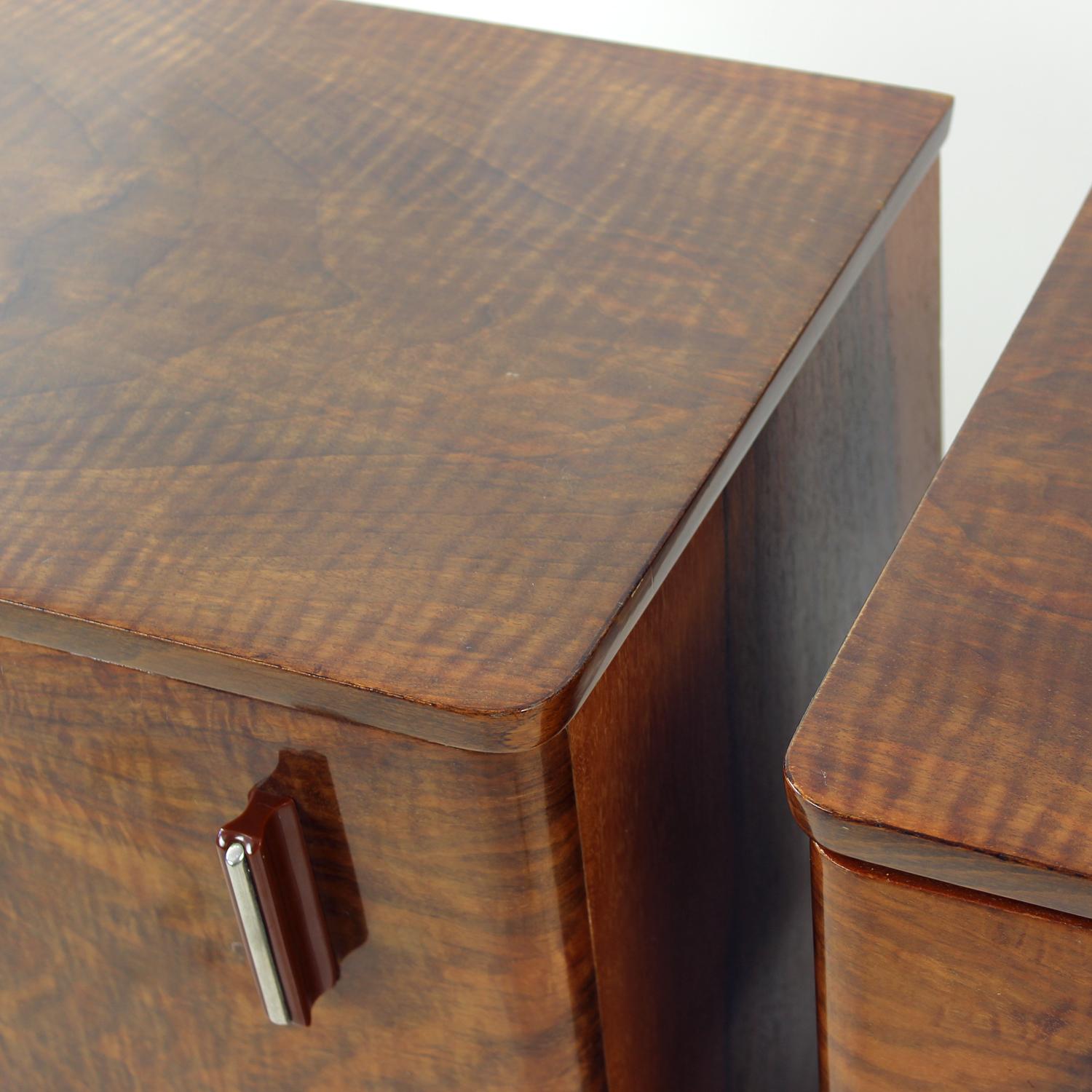 Tables de chevet cubiques en noyer, Tchécoslovaquie, années 1960, lot de 2 en vente 5