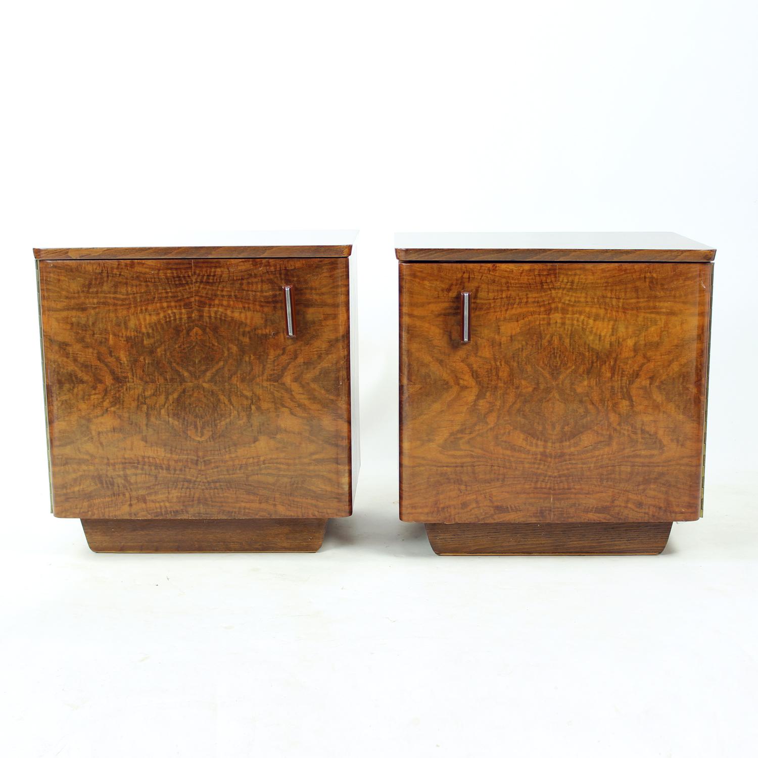 Tables de chevet cubiques en noyer, Tchécoslovaquie, années 1960, lot de 2 en vente 6