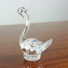 Cigno in vetro artistico vintage realizzato a mano con inclusioni multicolori, Cecoslovacchia